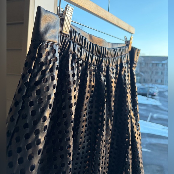 🆕 By Nancy New York Black Faux Leather Perforated Midi Skirt XXL Elastic Waist - Picture 10 of 17